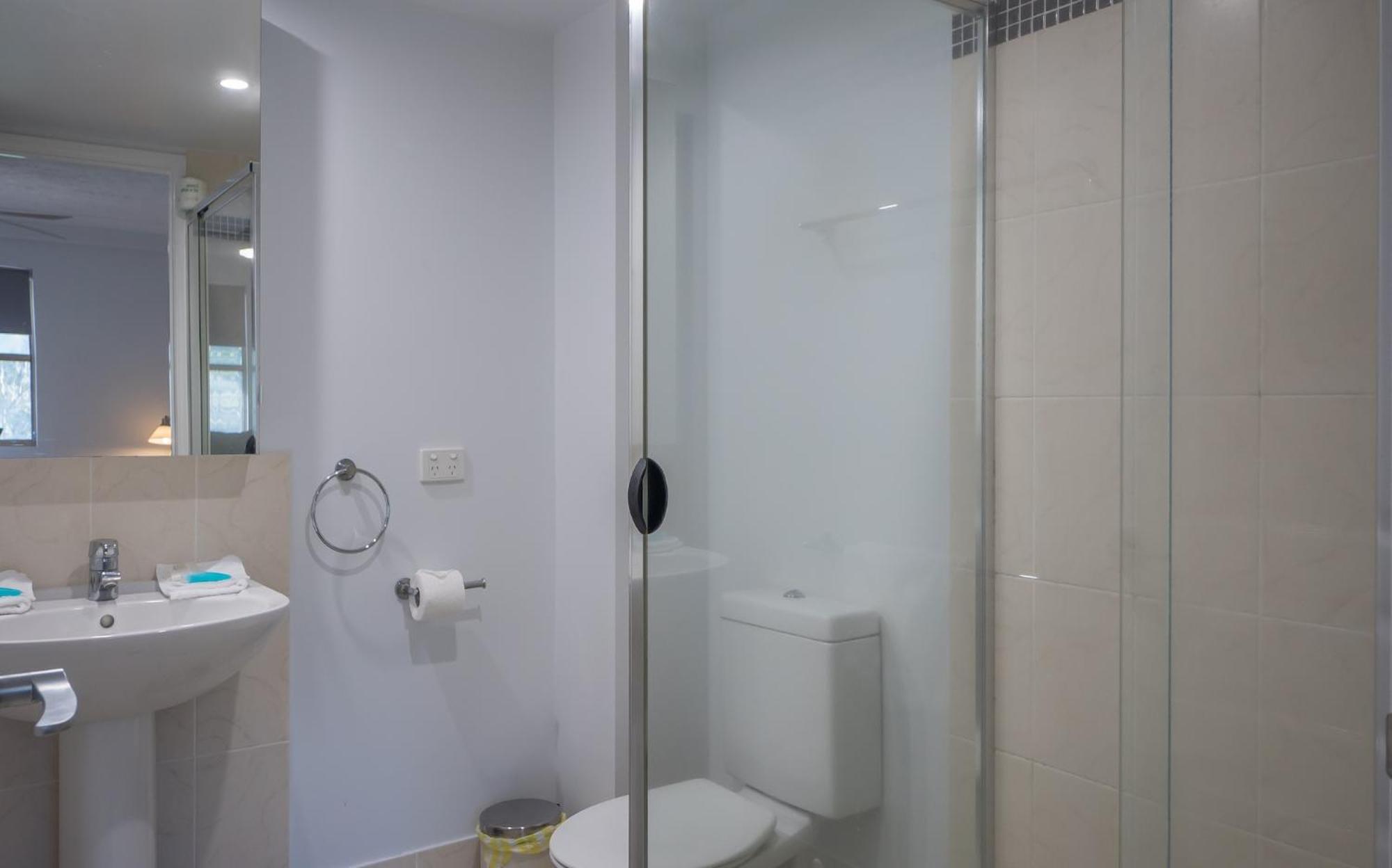 The Village Holiday Apartments At Burleigh Heads 4*